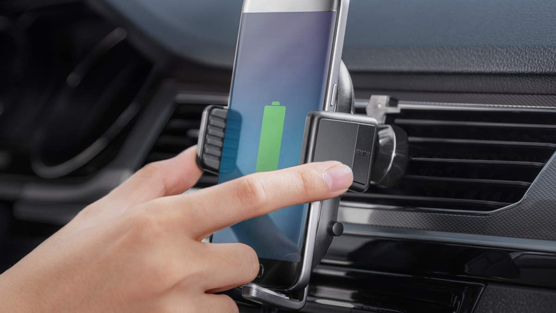 Soporte Anker PowerWave 7.5W Qi para el coche | $36 | Amazon | Usa el código ANKER005. Requiere de adaptador de Carga Rápida 3.0